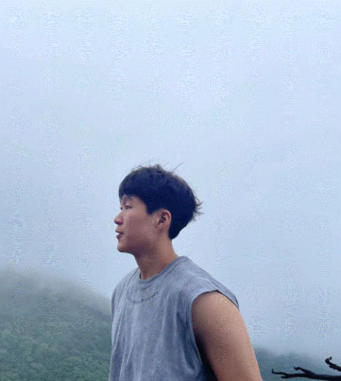 男人伸出手 AI 生成的内容可能不正确。