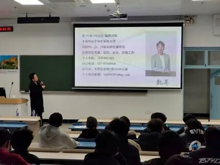 一群人在开会 AI 生成的内容可能不正确。