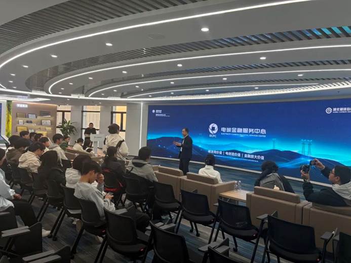 图片包含 室内, 天花板, 人们, 椅子 AI 生成的内容可能不正确。