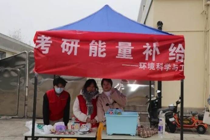 图片包含 建筑, 男人, 桌子, 站 AI 生成的内容可能不正确。