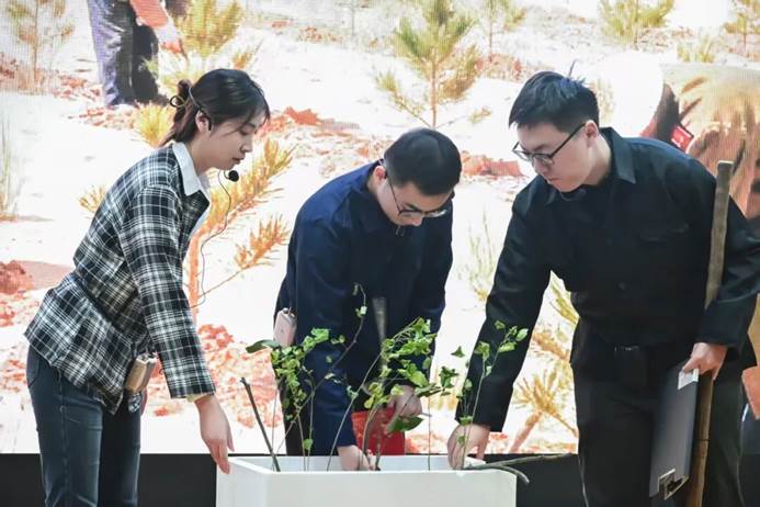 一群人正在聊天 AI 生成的内容可能不正确。