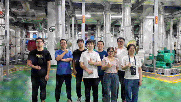 一群人站在火车旁走 AI 生成的内容可能不正确。