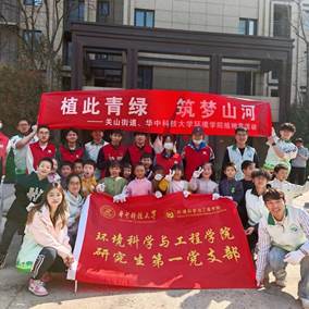 建筑上挂着商铺的一群人 AI 生成的内容可能不正确。