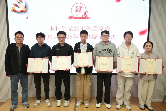 一群人站在壁报板前拍照 AI 生成的内容可能不正确。