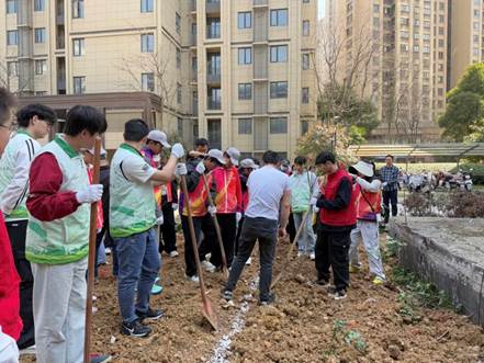 一群人走在路上 AI 生成的内容可能不正确。