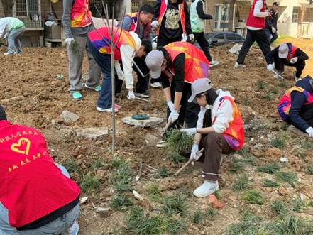 一群人站在草地上玩耍 AI 生成的内容可能不正确。