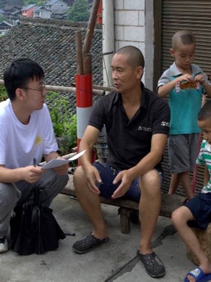 小孩手里拿着游戏手柄 AI 生成的内容可能不正确。