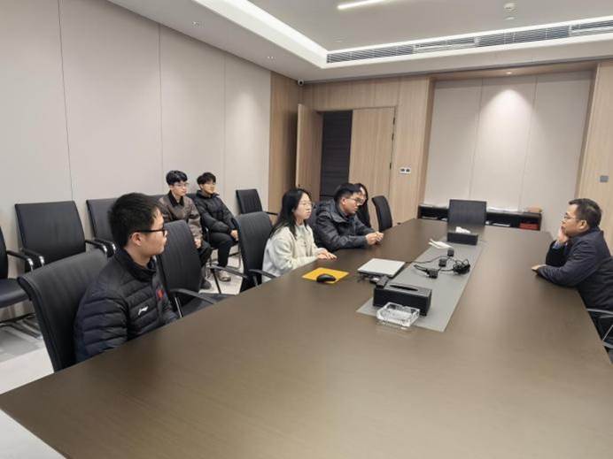 会议室里的人们 AI 生成的内容可能不正确。