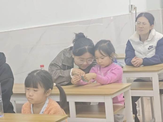 一群小孩坐在桌子边 AI 生成的内容可能不正确。