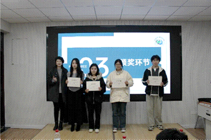 一群人站在房间里 AI 生成的内容可能不正确。