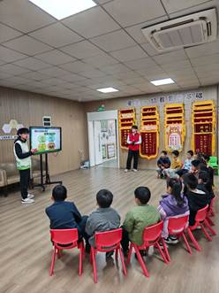 一群人站在室内 AI 生成的内容可能不正确。