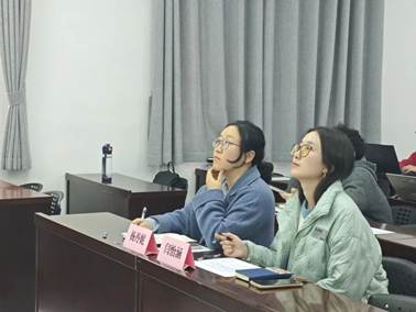 桌子前的人 AI 生成的内容可能不正确。