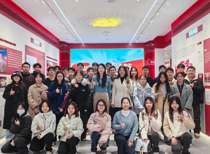 大厅里一群人的合照 AI 生成的内容可能不正确。