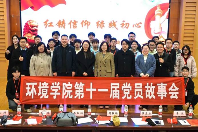 一群人站在台上 AI 生成的内容可能不正确。