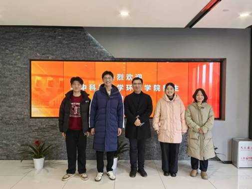 一群人站在室内合影 AI 生成的内容可能不正确。