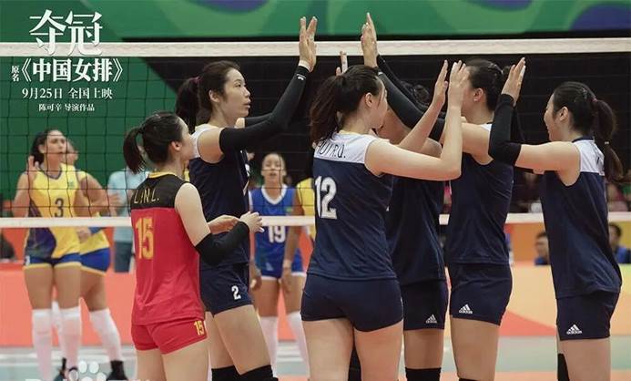 一群人站在排球 AI 生成的内容可能不正确。