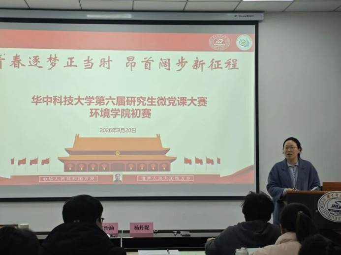 人们在看台上的人在讲话 AI 生成的内容可能不正确。