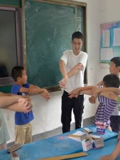 一群小孩在表演 AI 生成的内容可能不正确。