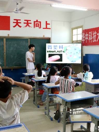 图片包含 室内, 天花板, 人, 桌子 AI 生成的内容可能不正确。