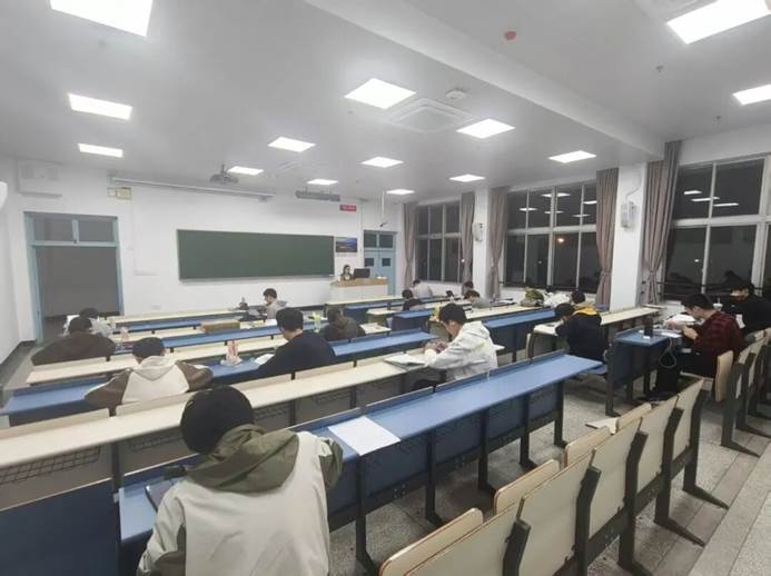 会议室里的人们 AI 生成的内容可能不正确。