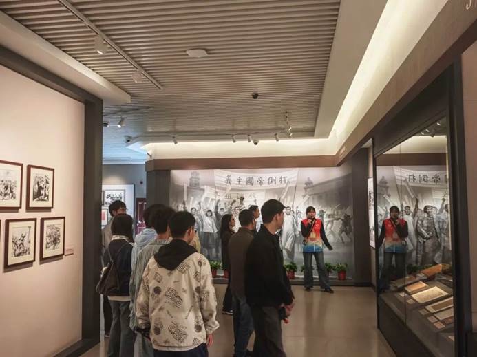 一群人站在室内 AI 生成的内容可能不正确。