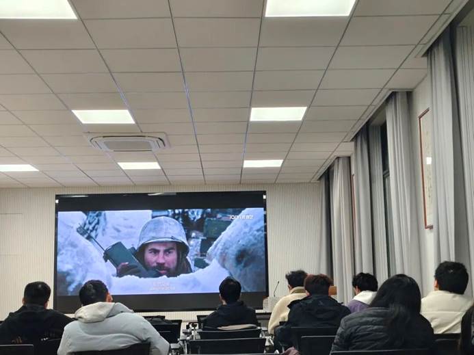 会议室里的人们 AI 生成的内容可能不正确。