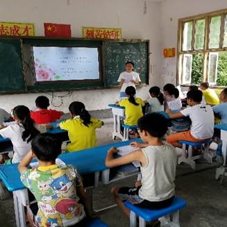 一群人在餐厅 AI 生成的内容可能不正确。