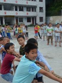 一群小孩在街道上 AI 生成的内容可能不正确。