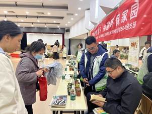 一群人在餐厅里 AI 生成的内容可能不正确。