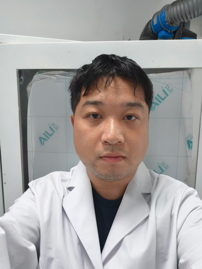 穿白色衣服的男人 AI 生成的内容可能不正确。