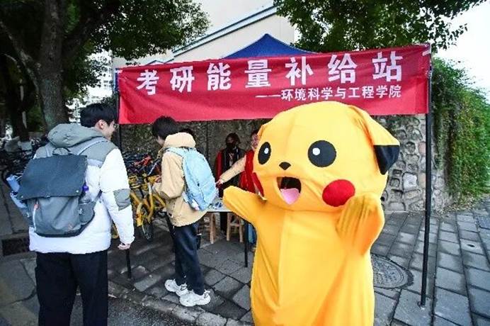 人拿着伞 AI 生成的内容可能不正确。