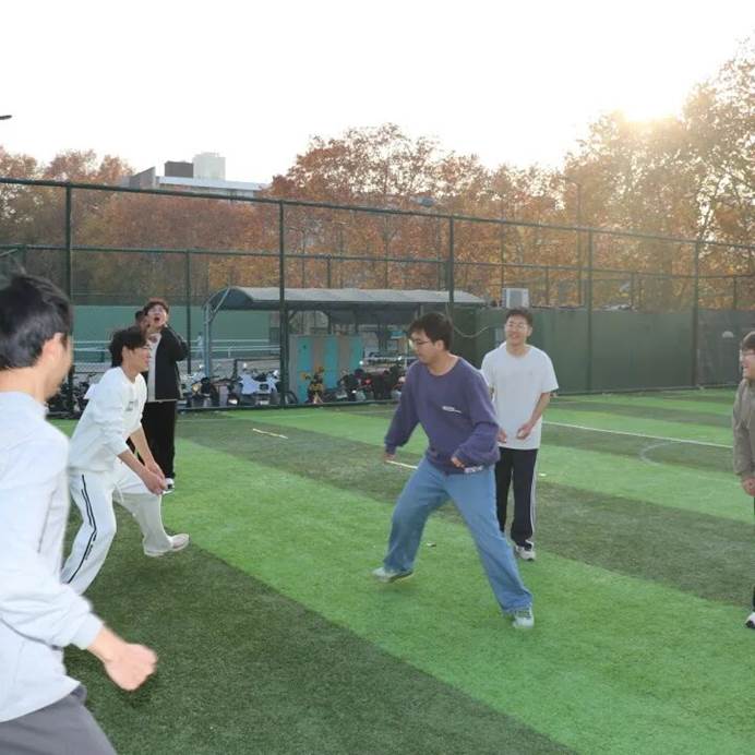 一群人站在草地上玩飞盘 AI 生成的内容可能不正确。