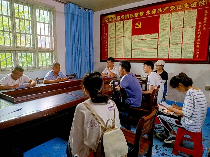 一群人站在桌子边 AI 生成的内容可能不正确。