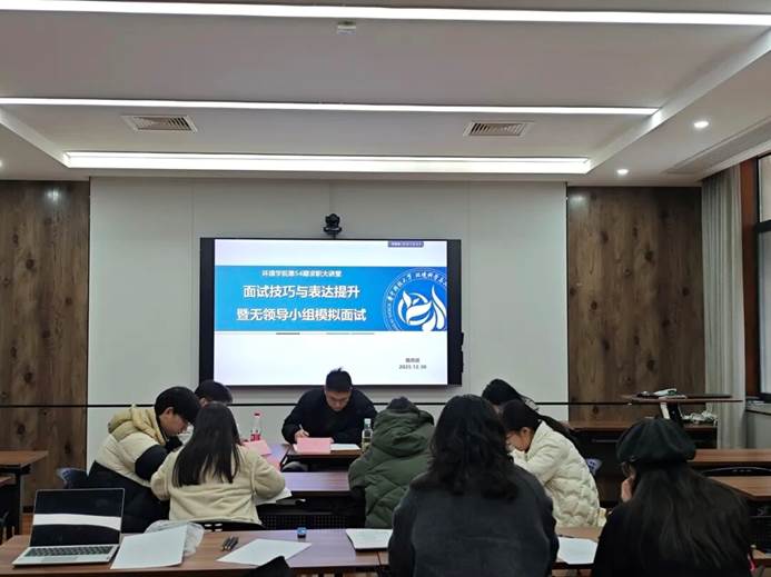 会议室里的人们 AI 生成的内容可能不正确。