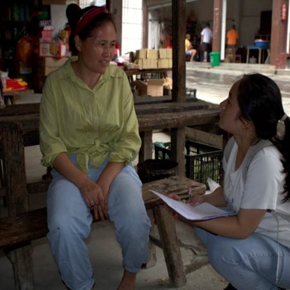 一群人正在用餐聊天 AI 生成的内容可能不正确。