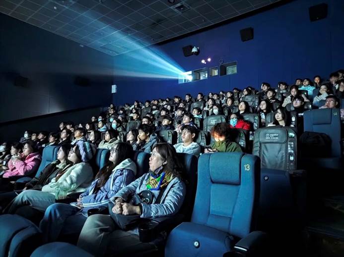 人们在看台上的人群 AI 生成的内容可能不正确。