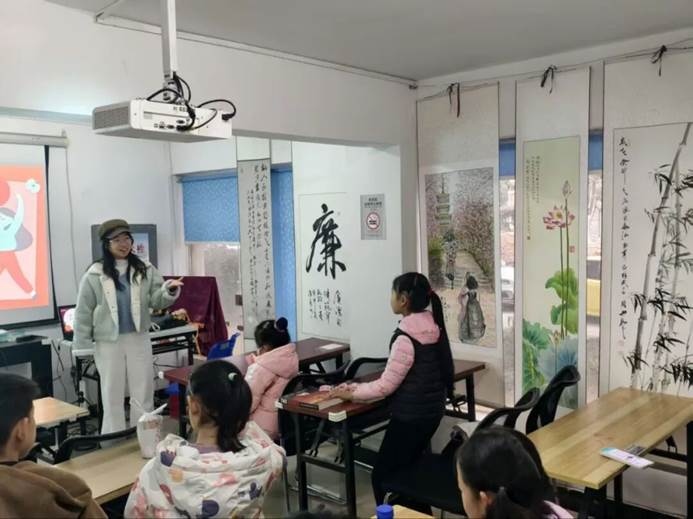 小孩们在房间里 AI 生成的内容可能不正确。