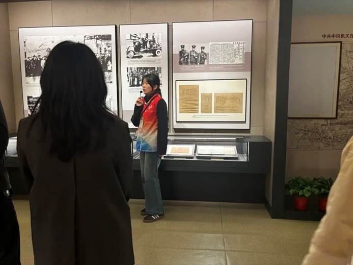 女人站在房间里 AI 生成的内容可能不正确。