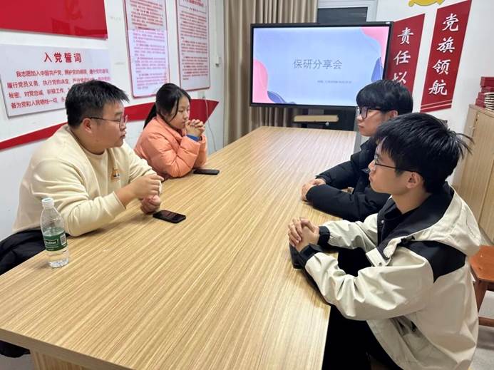 一群人坐在桌子前 AI 生成的内容可能不正确。