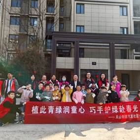 一群人站在建筑前 AI 生成的内容可能不正确。