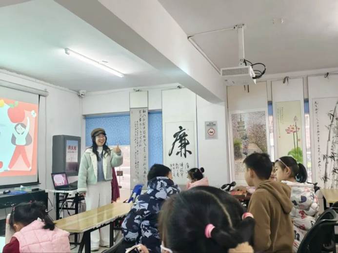 会议室里的人们 AI 生成的内容可能不正确。