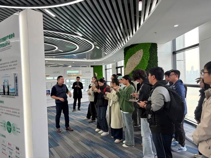 人们在看台上的地铁 AI 生成的内容可能不正确。