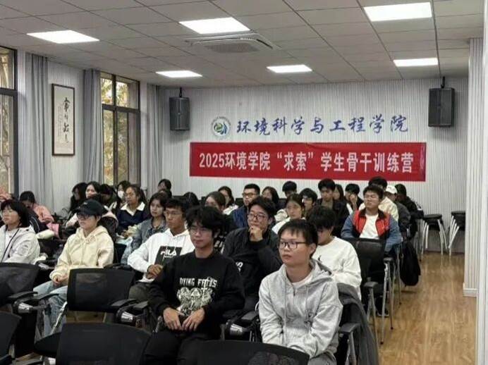 会议室里的人们 AI 生成的内容可能不正确。