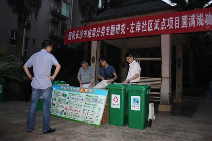 男人站在商店门口 AI 生成的内容可能不正确。