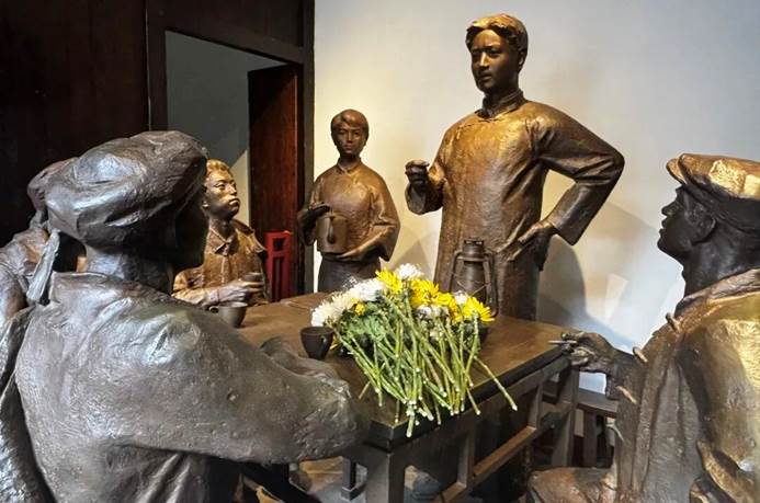 一群人的雕塑 AI 生成的内容可能不正确。