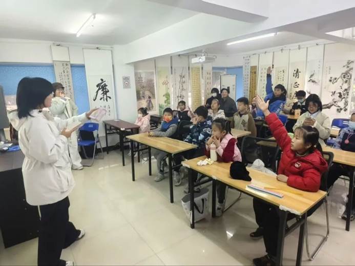 餐厅里的人们 AI 生成的内容可能不正确。