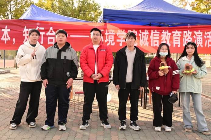 一群人站在一起合影 AI 生成的内容可能不正确。