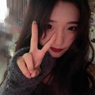 女人在自拍 AI 生成的内容可能不正确。