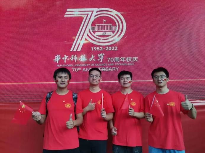 男人们站在一起 AI 生成的内容可能不正确。