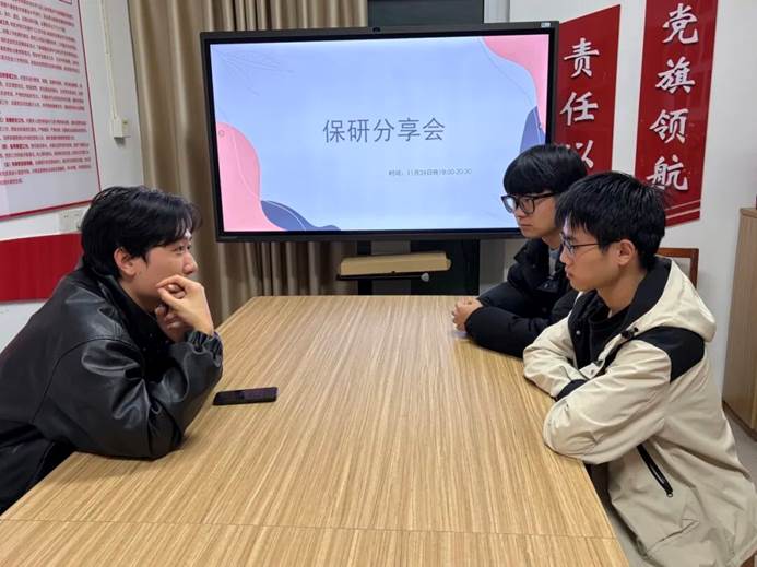 图片包含 男人, 游戏机, 建筑, 一群 AI 生成的内容可能不正确。